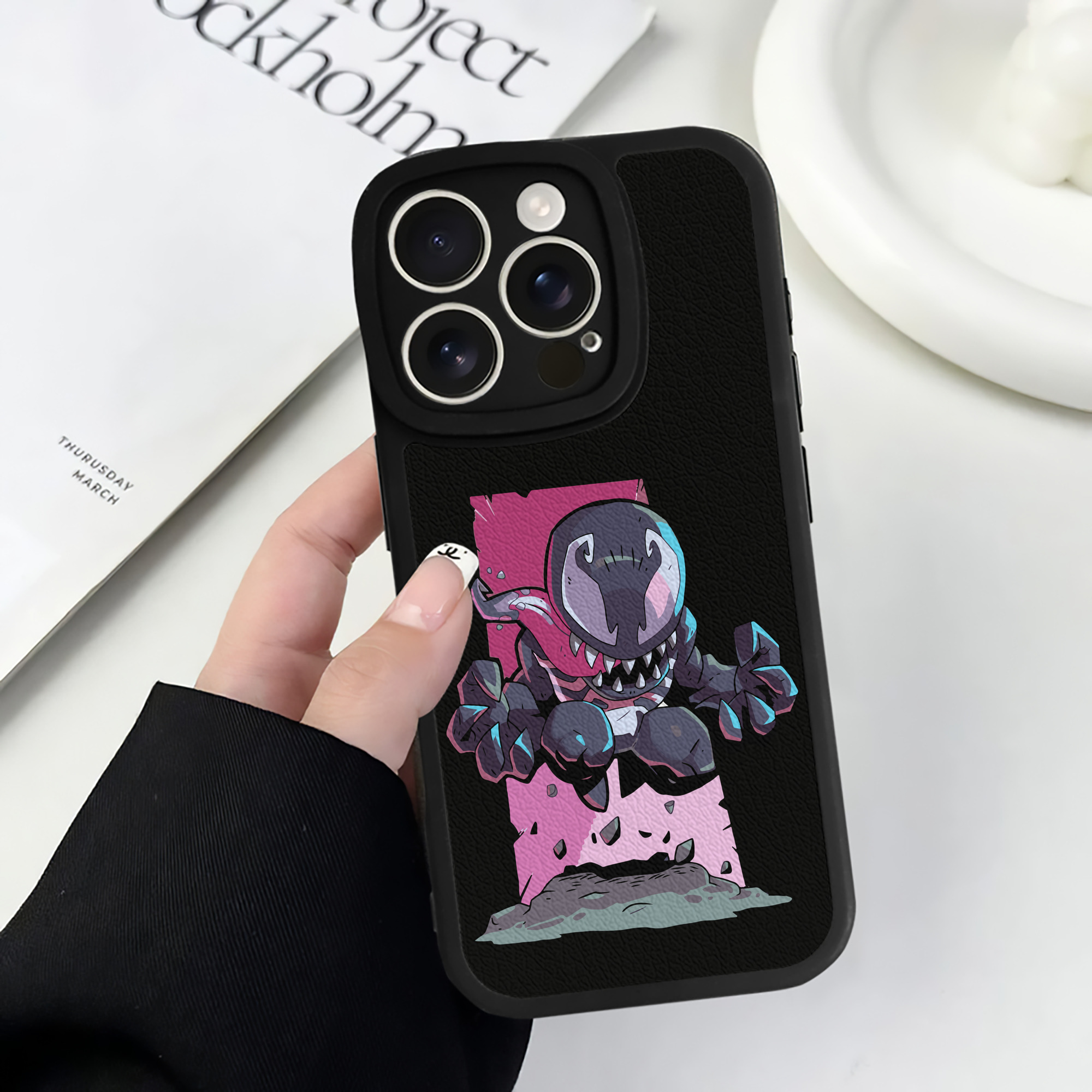 （画像用） アベンジャーズ The Avengers 【iPhone 16シリーズ対応】シリコンスマホケース（レザー調） 材質：シリコン